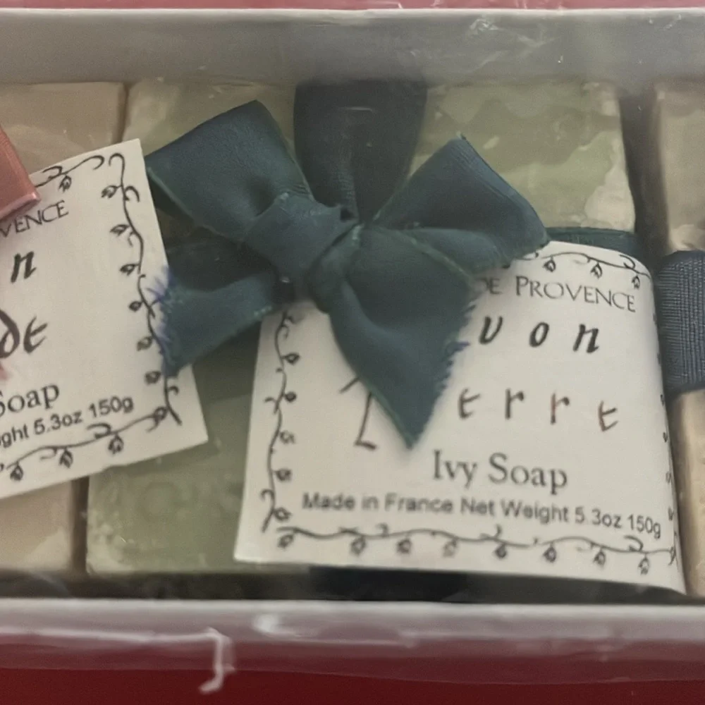 AVON Set of Three Scented Soaps with Bows Pale Melé de Favons Made in France